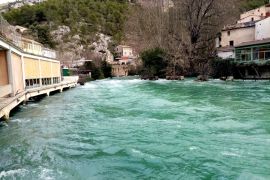 Fontaine de Vaucluse et ses eaux vert émeraude