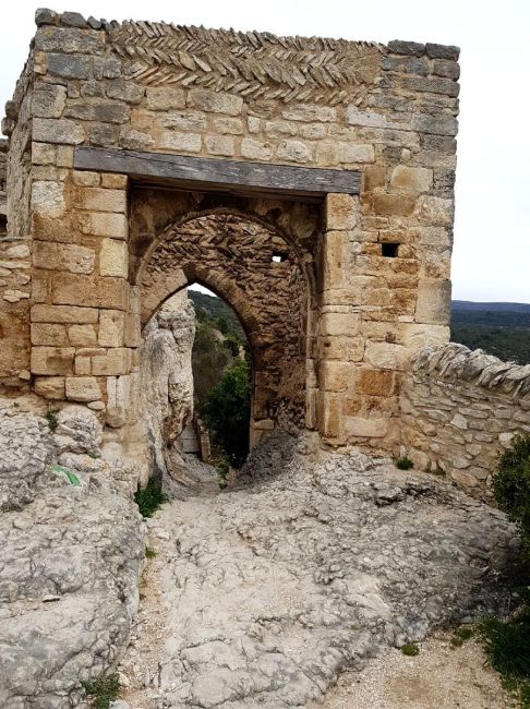 Les ruines du château de Saint Saturnin lès Apt
